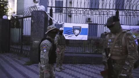 Die Legion „Freiheit Russlands“ hat ein Wahlkampfbanner am Gebäude der russischen Botschaft in Kiew