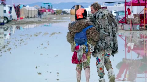 Rainstorm strands tens of thousands at Burning Man