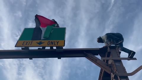 Anti-Zionist Climbs Brooklyn Bridge, Hangs Palestinian Flag