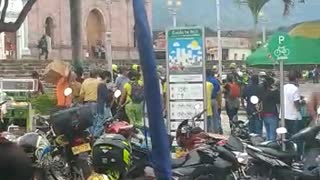 Un reducido grupo de personas arremetió a piedra contra la fachada de la Alcaldía
