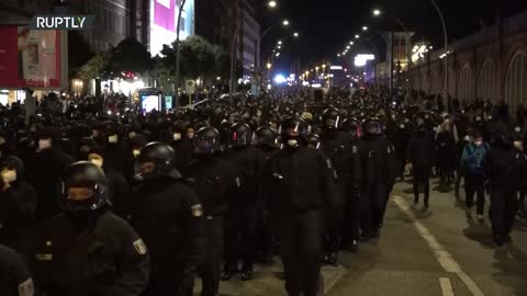 Germany: Hundreds scuffle with police at protest against 'Kopi 137' eviction in Berlin - 09.10.2021