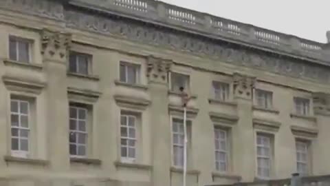 Naked Boy Falls Escaping Buckingham Palace
