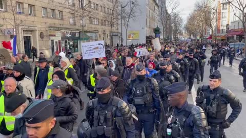 ⚡⚡Breaking: Police in Paris have joined the march against Covid mandates