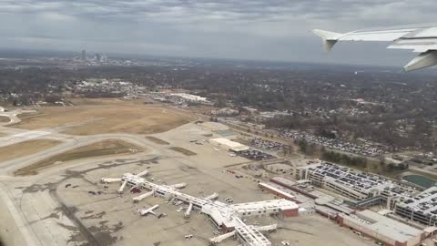 American Airlines A319 takeoff Des Moines International Airport