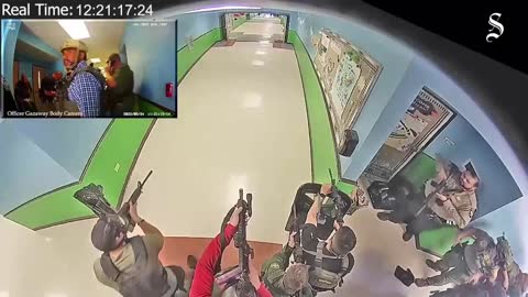 Video de la escuela de Uvalde muestra a oficiales esperando durante la matanza