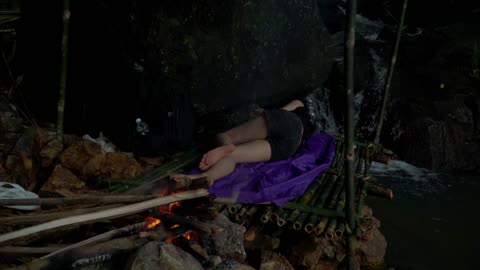 Build a shelter in the middle of a stream - Sleep overnight alone - solocamping | wild forest life