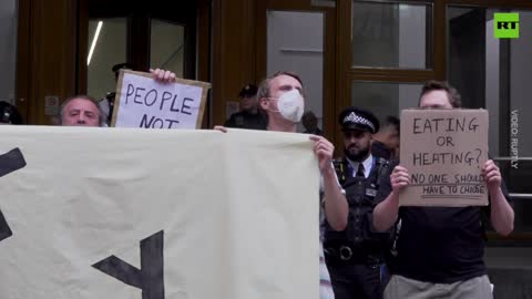 Attivisti di Londra denunciano l'aumento dei costi energetici contro le bollette energetiche elevate. I manifestanti hanno portato cartelli con scritto "blocca i profitti, non le persone" e "mangiare o riscaldarsi"