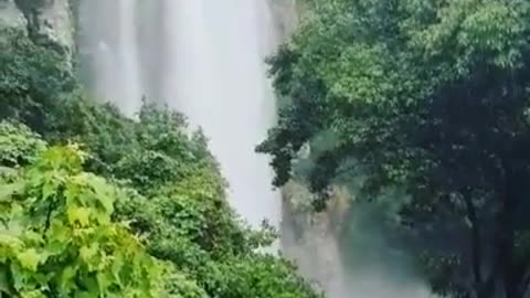 A beautiful waterfall that can only be seen on a rainy day