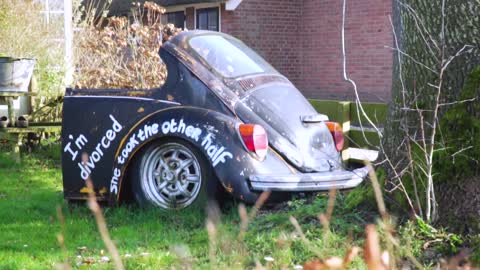 Coche destruido con texto divertido y pintado