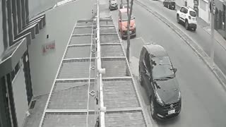 VÍDEO: Mulher capota carro em SP após atingir veículo estacionado