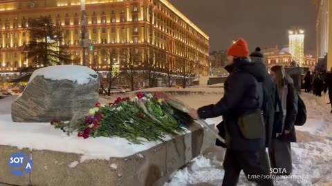 Hundreds Mourning Navalny's Death in Moscow Surrounded by Police