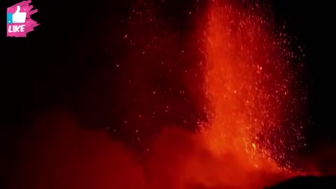 Mount Etna night eruption caught on camera