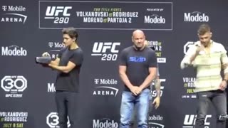 Primeira encarada de Robert Whittaker e Dricus Du Plessis