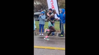 Crowd cheers for Boston Marathon runners