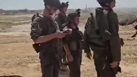 Soldado israelí leyendo la Torá mientras quema copias del Corán.
