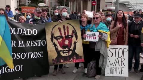 Javier Bardem protests outside Russian embassy