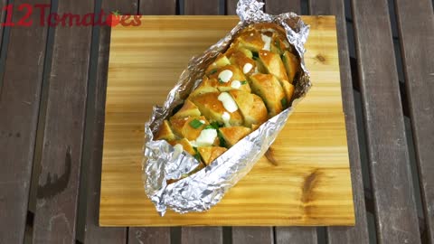 Mouthwatering "cheesy pull-apart bread" recipe
