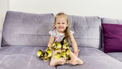 Adorable Baby Girl Meets New Baby Ducklings for the First Time [CUTENESS OVERLOAD]