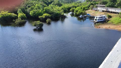 Linda ponte no meio do Amazonas