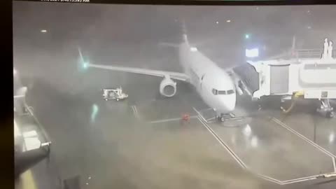 ⚠️ High winds blow American Airlines Boeing 737 away from the gate in Dallas..