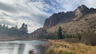 Central Oregon – Smith Rock State Park – Shoreline Canyon Views – 4K