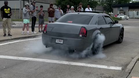 Crazy burnout Chrysler 300? 😎 Cars leaving car show