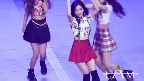 Blackpink -Lisa helped by Jisoo on stage'