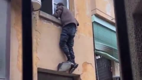 This is how illegal immigrants occupy Italian homes in Milan