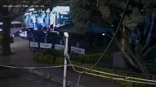 Video: atacan con bombas incendiarias CAI de Policía