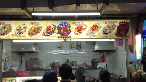MUST EAT in Singapore! Fried Oyster Omelette - Singapore Hawker Street Food
