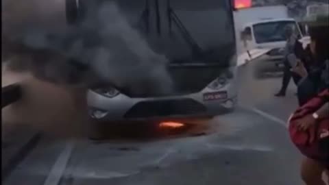 Ônibus pega fogo na Ponte Rio-Niterói; passageiros fogem correndo das chamas
