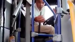 Video: ¿No lo dejó subir? Discapacitado discute con conductor de Transcaribe