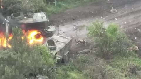 Epic footage of the destruction of two Ukrainian MRAPs with infantry by the Russian T-80