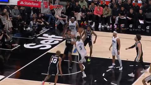 NBA - PAOLO BANCHERO DRIVES TO THE BUCKET AND THROWS DOWN A POSTER 😱 Spurs-Magic
