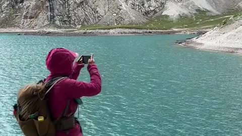 After all the hardships and dangers, I came to the Paradise Lake on the Wusun Ancient Road