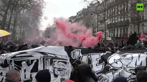 Paris pension protest ends up in chaos and clashes