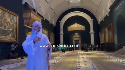 ‘Victoria & Albert Museum’ in West London is being used for Ramadan celebrations! 😠☪️🖼️👳