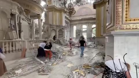 Ataque de míssil atinge a maior igreja ortodoxa de Odessa, matando uma pessoa e ferindo várias