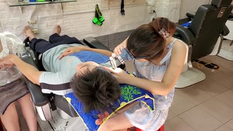 Comprehensive care service at Vietnamese barbershop: haircut, facial shave, ear wax,...