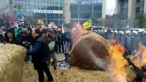 Dutch farmers Spray hey on Riot Cops! Dutch Farmers have obviously had enough!