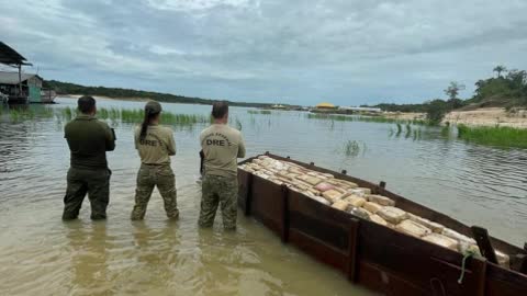 PM e Polícia Federal apreendem duas toneladas de drogas no Rio Negro