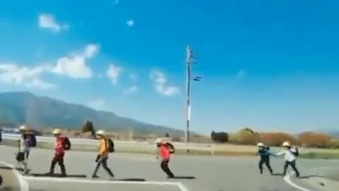 Japanese Kids Show Respect To The Driver Who Stopped For Them