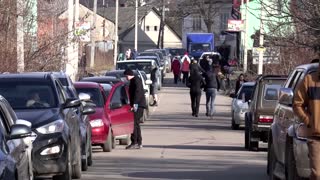 Fleeing war, people cross into Romania from Ukraine