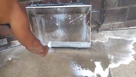 Cleaning effect of radiator high-pressure water gun shows the water tank