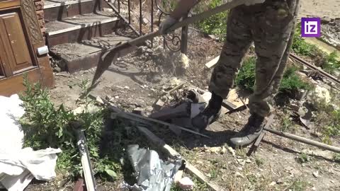 Russian soldiers help restore church in DPR