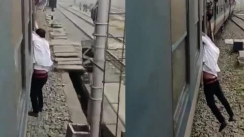 India thief on the moving What happened to the train Watch the thrilling video till the end