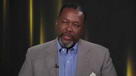 Wendell Pierce Talks to Chris Wallace About White Officer Denying His Father WW2 Medals