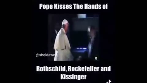 DA NON CREDERE !! Il Papa bacia la mano di . . .