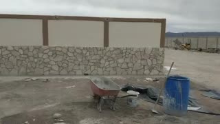 ￼ La construcción de la barda