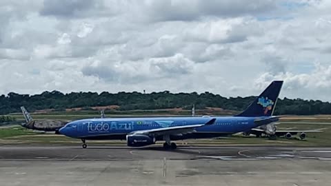 Airbus A330 PR-AIT e Airbus A330 PR-AIV pousam em Manaus vindos de Campinas